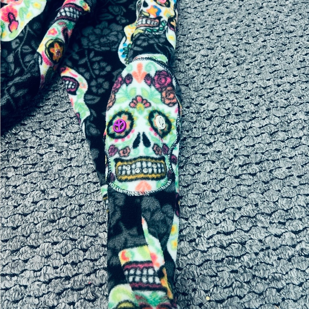 Colorful Skull Patterned Beanie - Picture 9 of 11